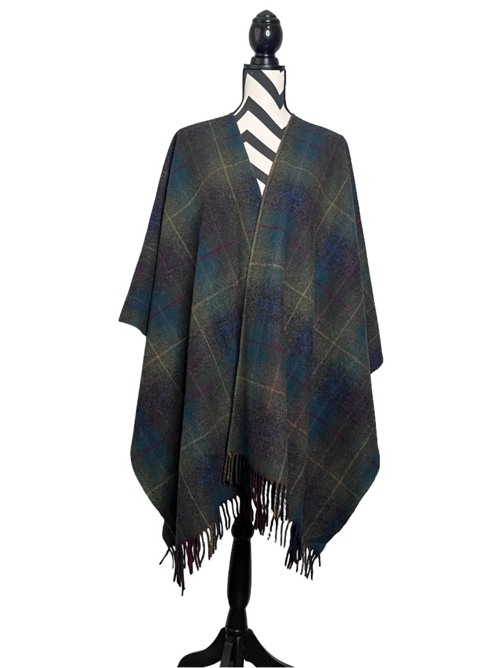 Green Grove Weavers Scotland 100% Lambswool Dark Academia Plaid Tartan Poncho - Picture 3 of 12